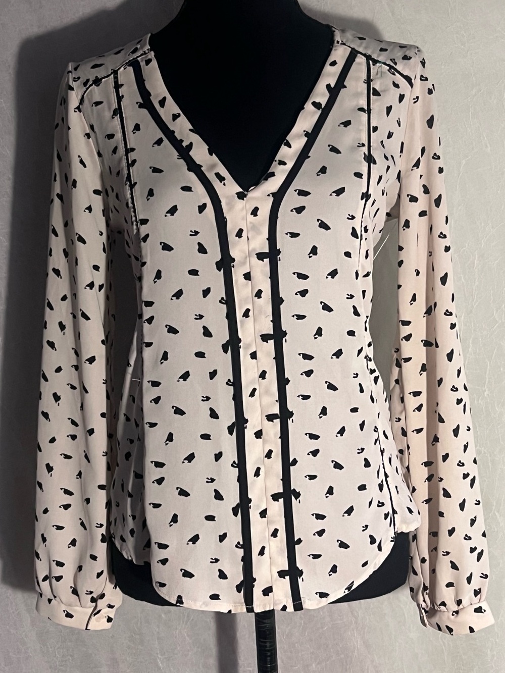 Astr the label Cream Long-Sleeve V-Neck Printed Blouse with Black Trim